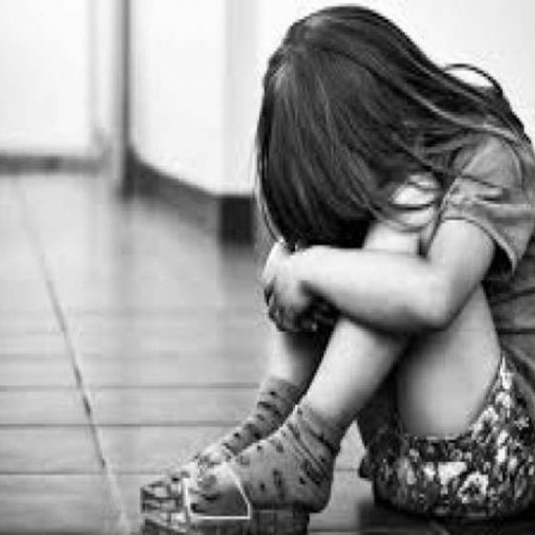 नाबालिग के साथ छेड़छाड़,पुलिस ने थाने में 3 घंटे बैठाया:इंदौर के परदेशीपुरा थाने में टीआई अनुपस्थित; ऐसे मामलों में तत्काल FIR दर्ज करने के हैं निर्देश