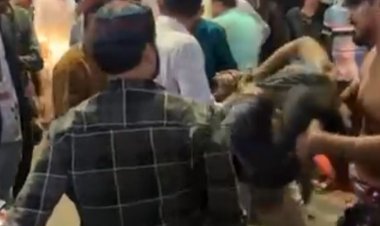 सागर में कटरबाज को पकड़कर लोगों ने धुना:बाजार में कटर मारकर भाग रहा था, पब्लिक ने पकड़कर पुलिस के हवाले किया