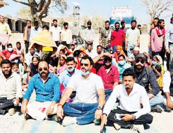 एनएच 343 पर ग्रामीणों का चक्काजाम, आश्वासन पर माने