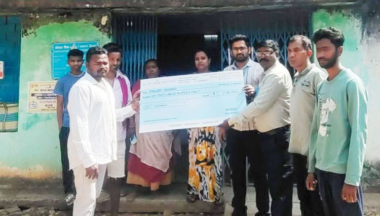 दिवंगत हितग्राही के परिवार को मिला 2 लाख का चेक